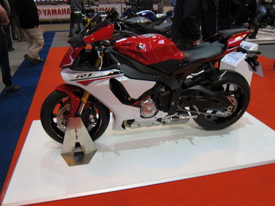 Standard R1 in red.